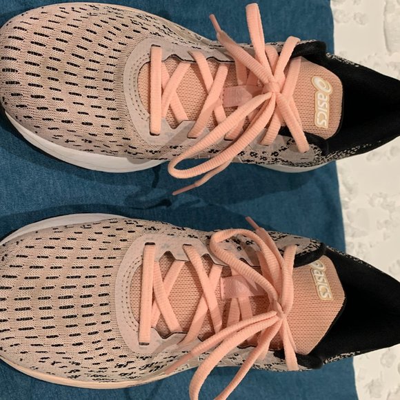 ASICS - Picture 2 of 4